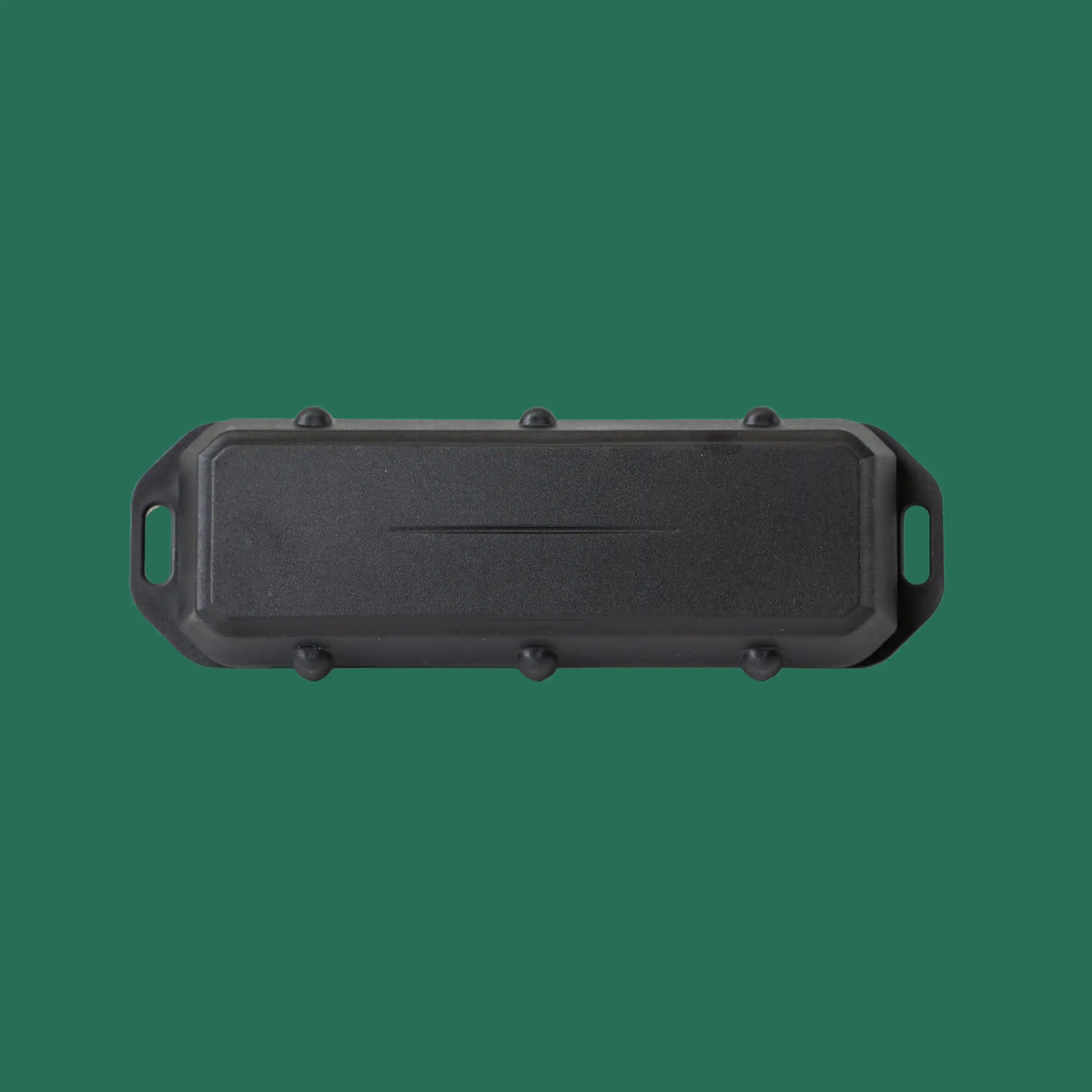 Balise GPS Hiveglobal noire, boîtier rectangulaire robuste aux extrémités vertes, pour le suivi IoT M2M.