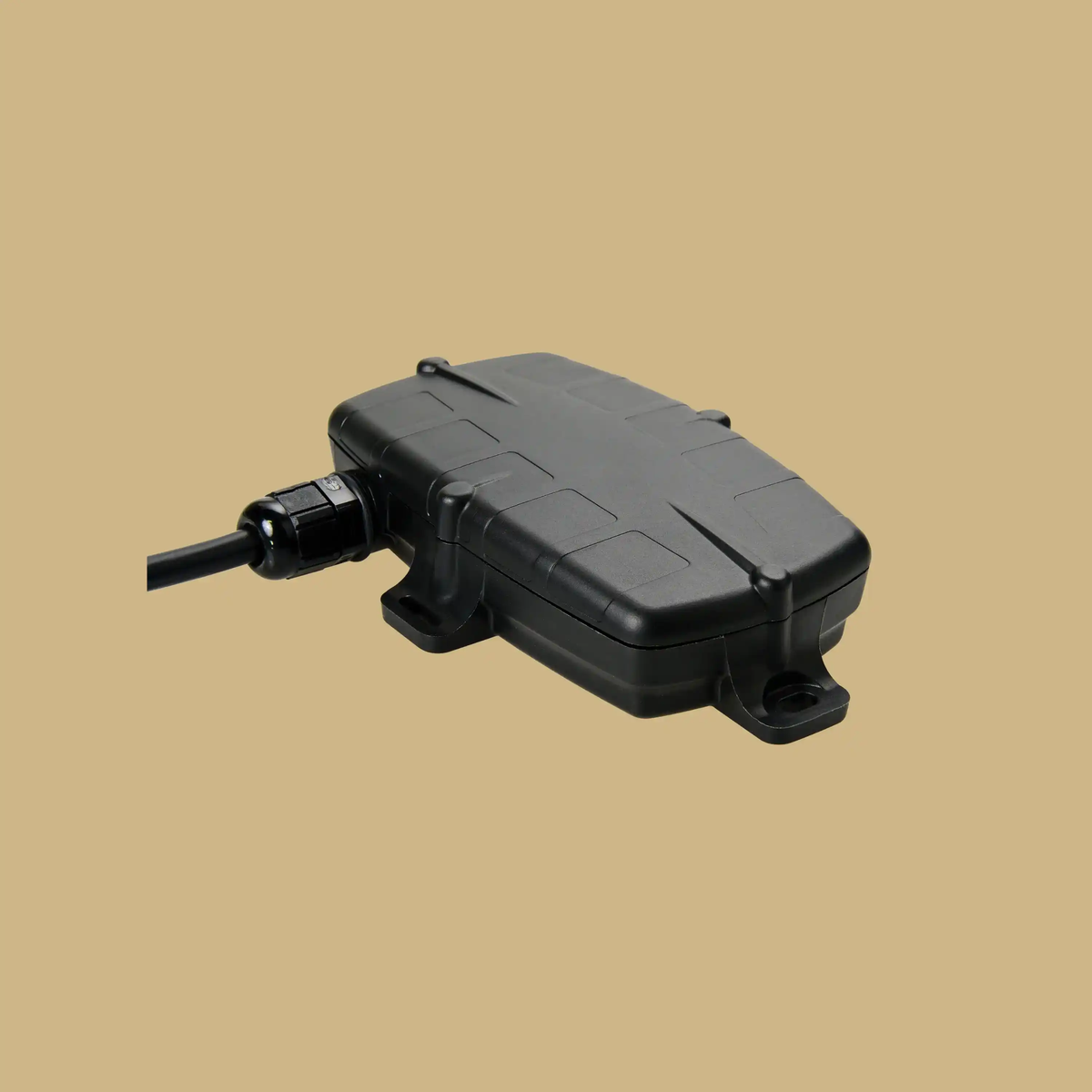 Balise GPS HIVEGLOBAL noire, boîtier rectangulaire robuste à reliefs, avec câble et points de fixation.