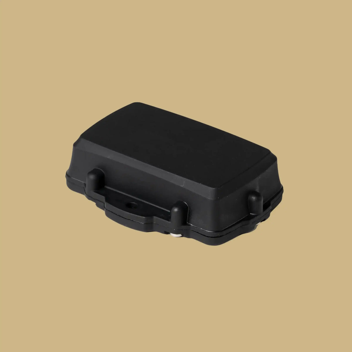 Traceur GPS Griffin noir, compact et rectangulaire, avec boîtier robuste aux coins arrondis et fixations intégrées.