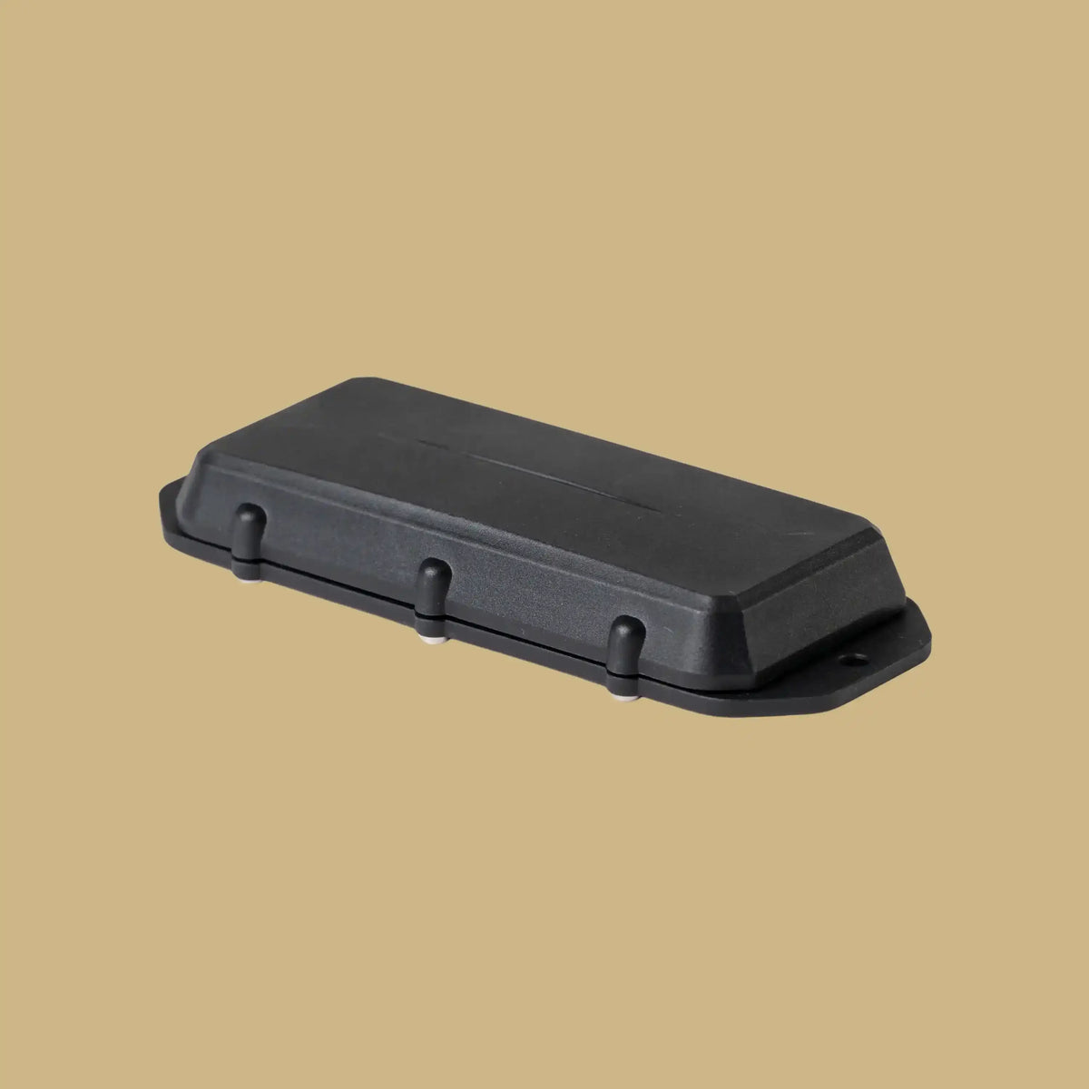 Balise GPS Manta compacte noire, au boîtier rectangulaire robuste avec bords arrondis et fixations latérales.