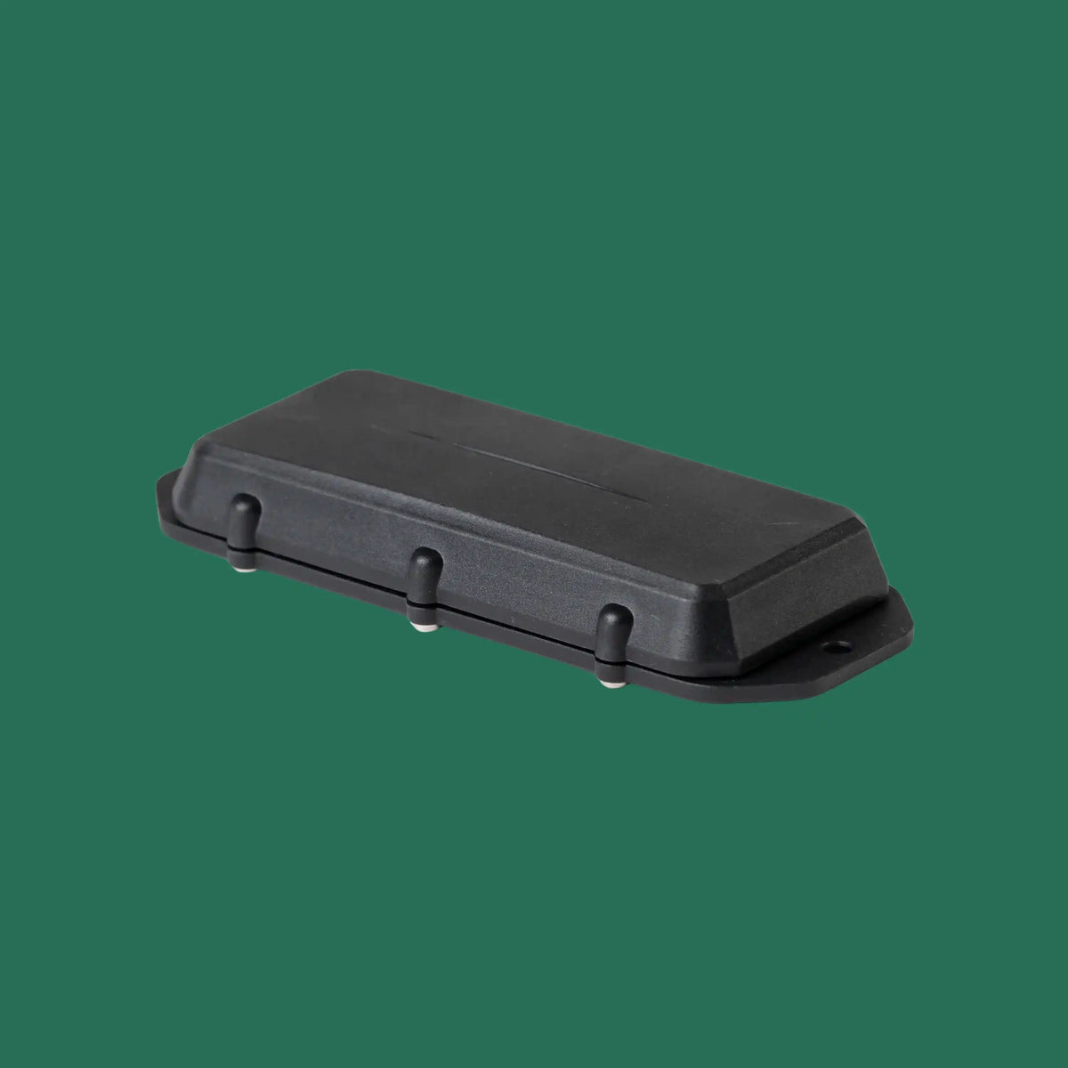 Balise GPS compacte noire, boîtier rectangulaire arrondi avec coque rigide et points de fixation latéraux.