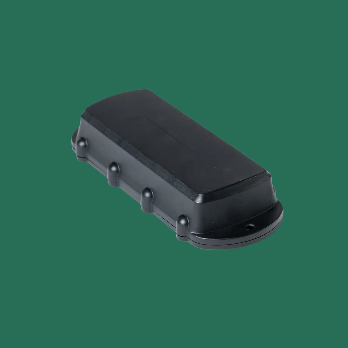 Balise GPS Remora3 noire, compacte et allongée, au boîtier robuste arrondi avec fixations latérales.