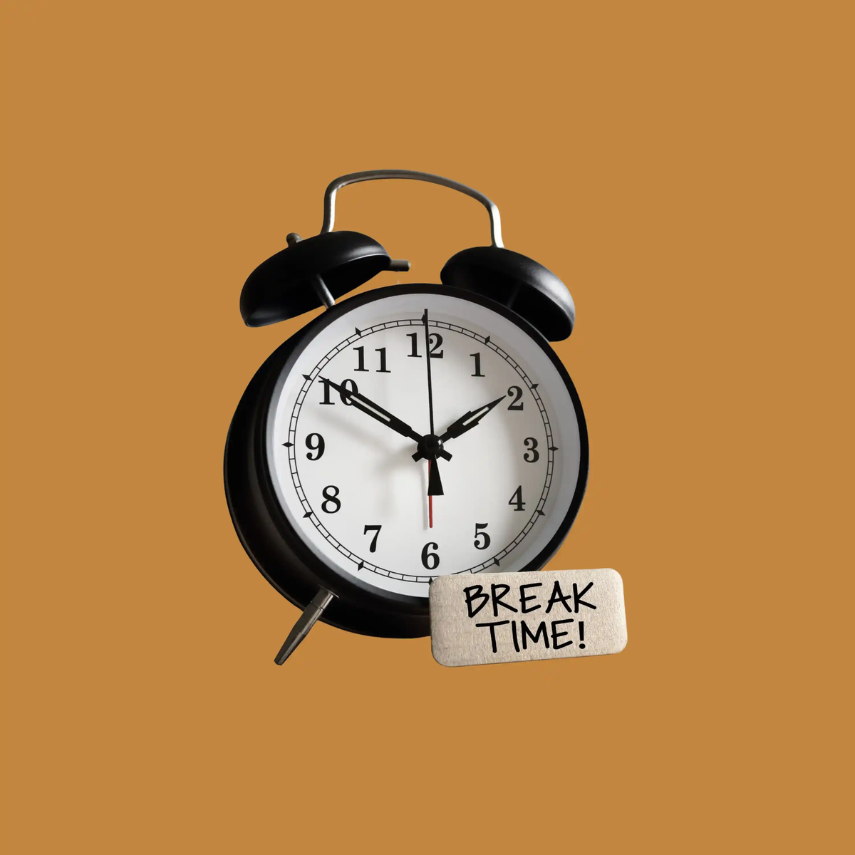 Réveil noir vintage avec étiquette "Break Time!" et mentions HIVEGLOBA, HG, GROUPE INVICTUS, M2M, MONDIAL.