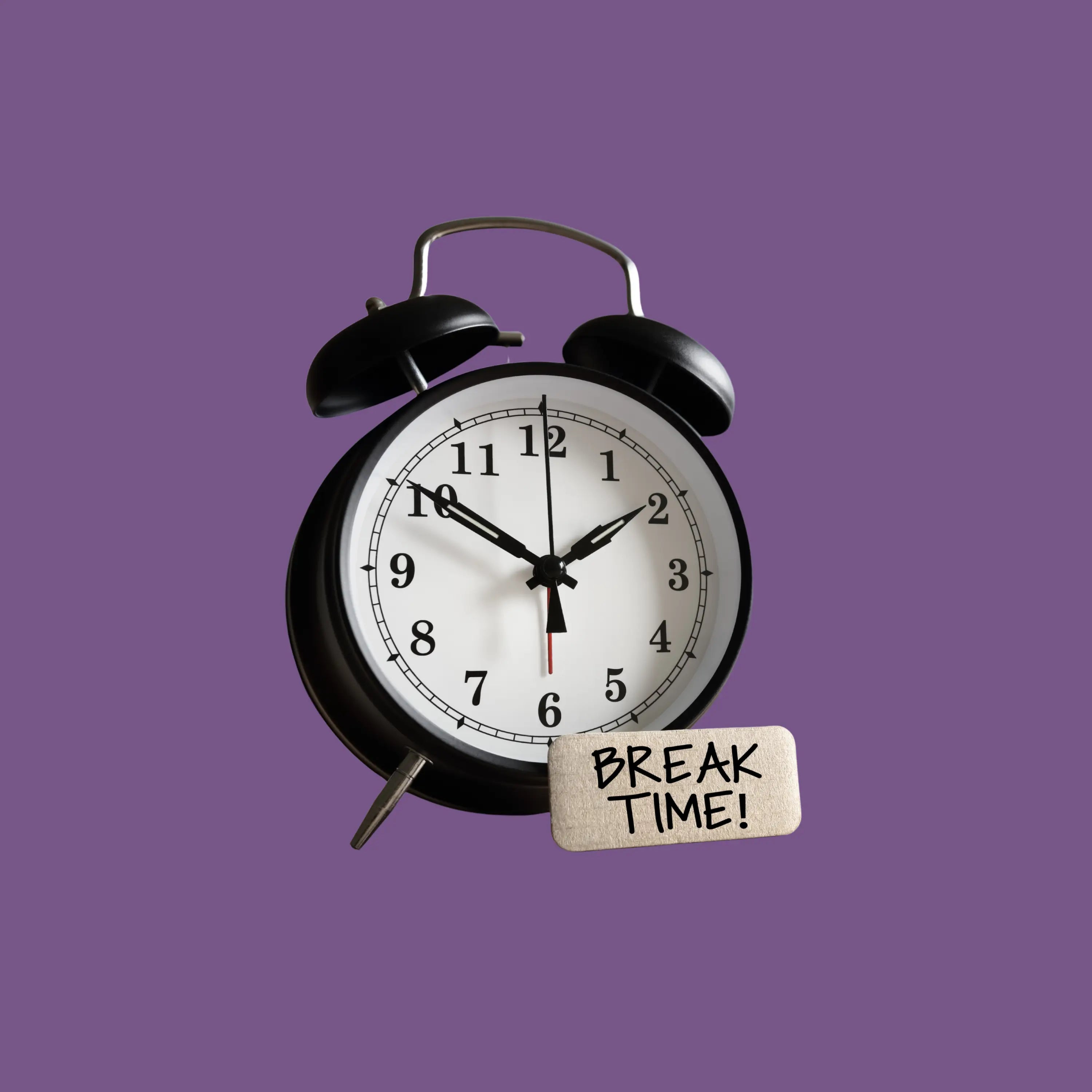 Réveil noir vintage avec note « Break Time », logo HIVEGLOBA et M2M en fond violet.