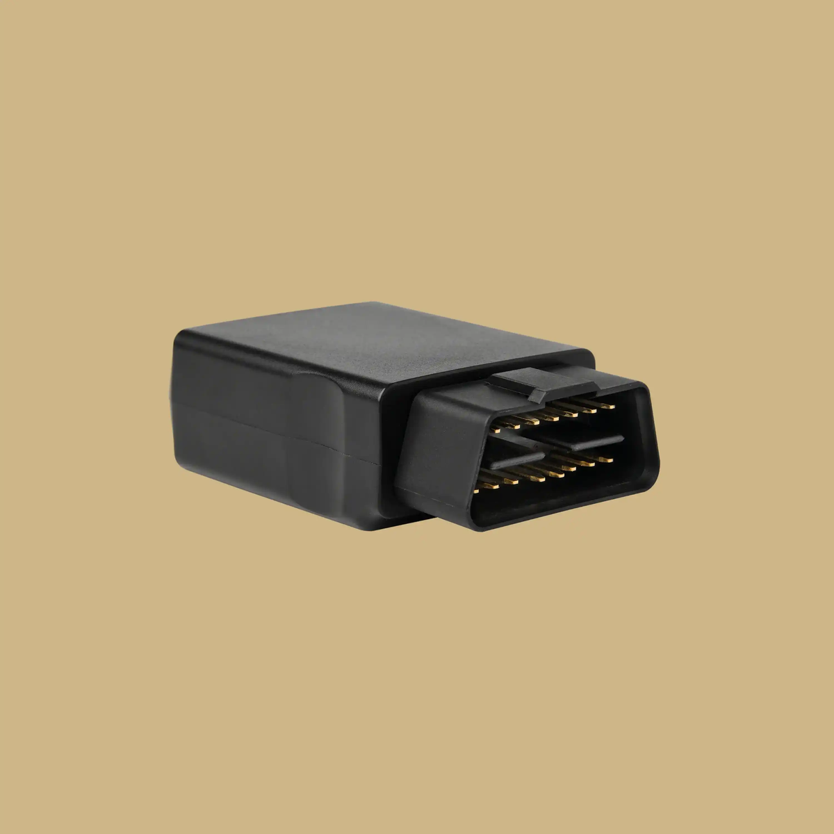 Boîtier GPS OBD noir, compact et rectangulaire, avec connecteur mâle à broches métalliques pour véhicule.