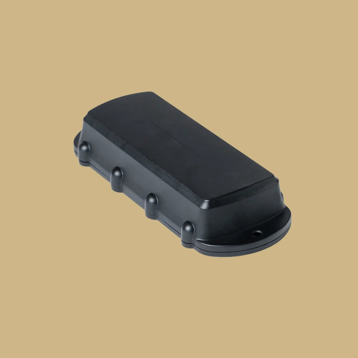 Balise GPS Remora3 noire, compacte et allongée, au boîtier robuste avec fixations latérales.