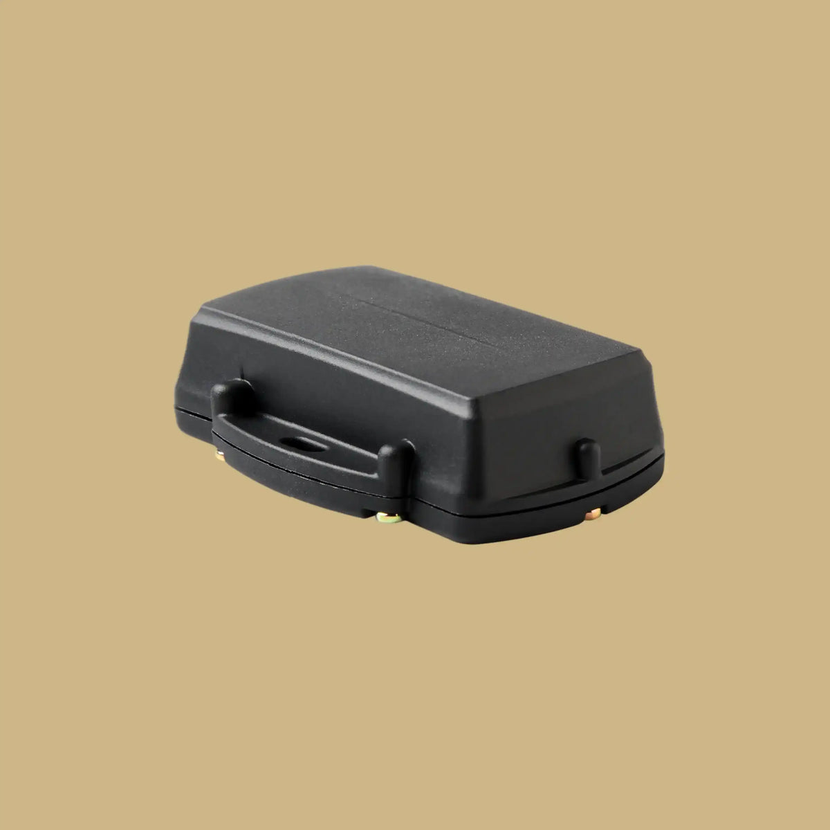 Balise GPS Yabby Edge noire, compacte et robuste, au boîtier arrondi avec fixations intégrées.