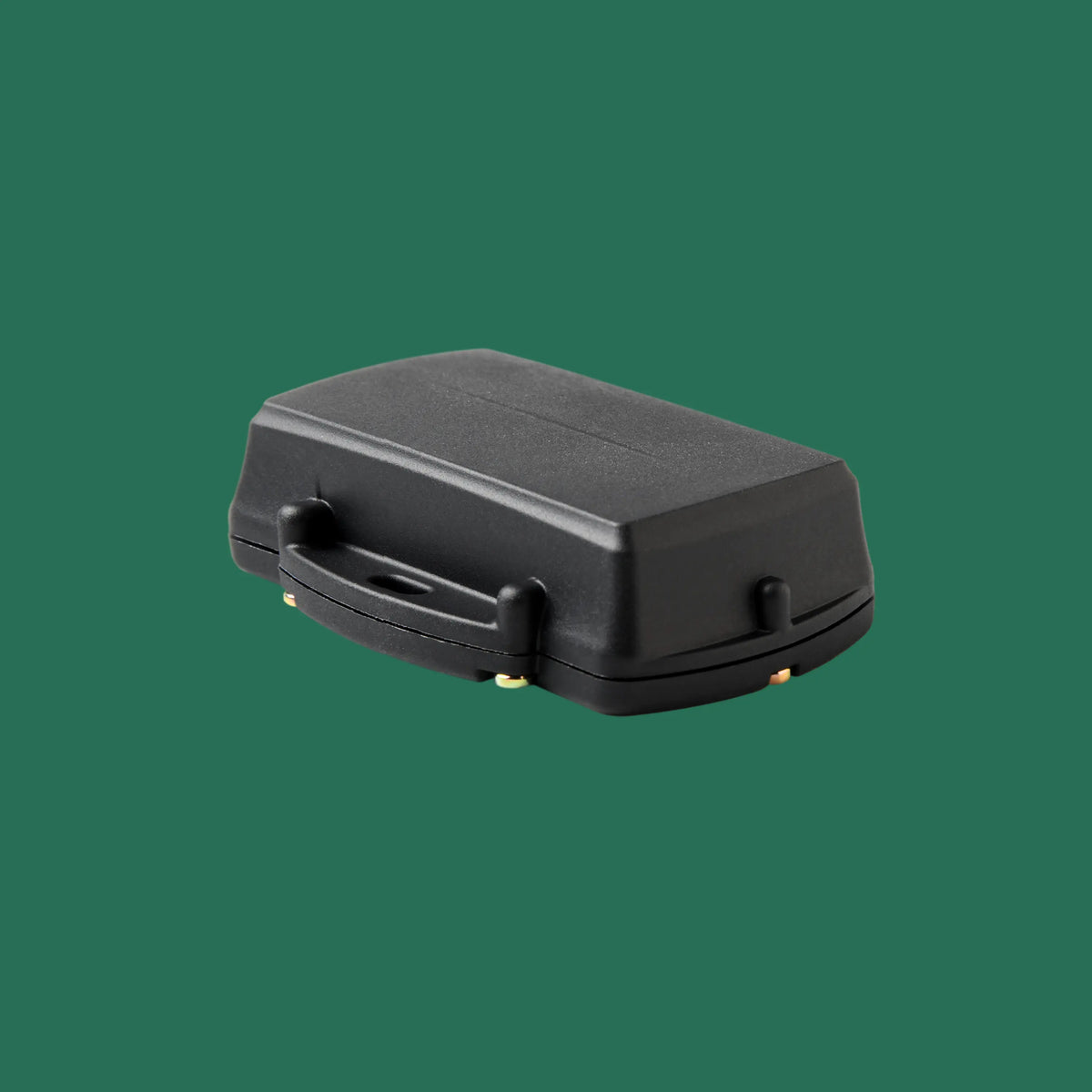 Balise GPS IoT noire, compacte et rectangulaire, au boîtier robuste avec rebords arrondis et fixation intégrée.