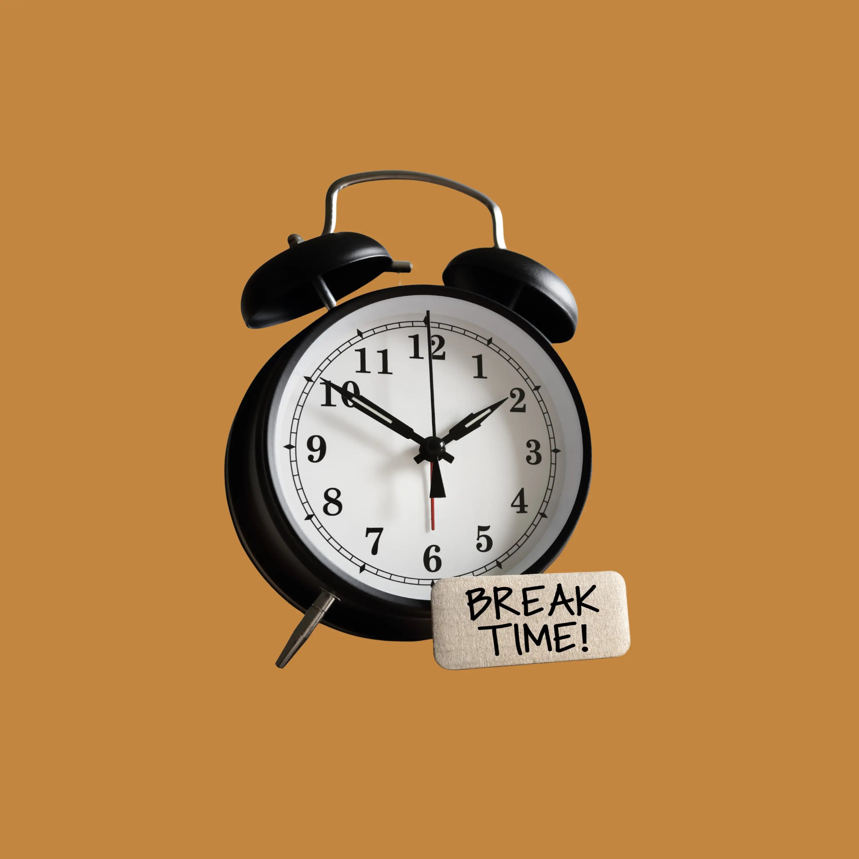 Réveil noir vintage avec étiquette "Break Time!" et mentions HIVEGLOBA, HG, GROUPE INVICTUS, M2M, MONDIAL.