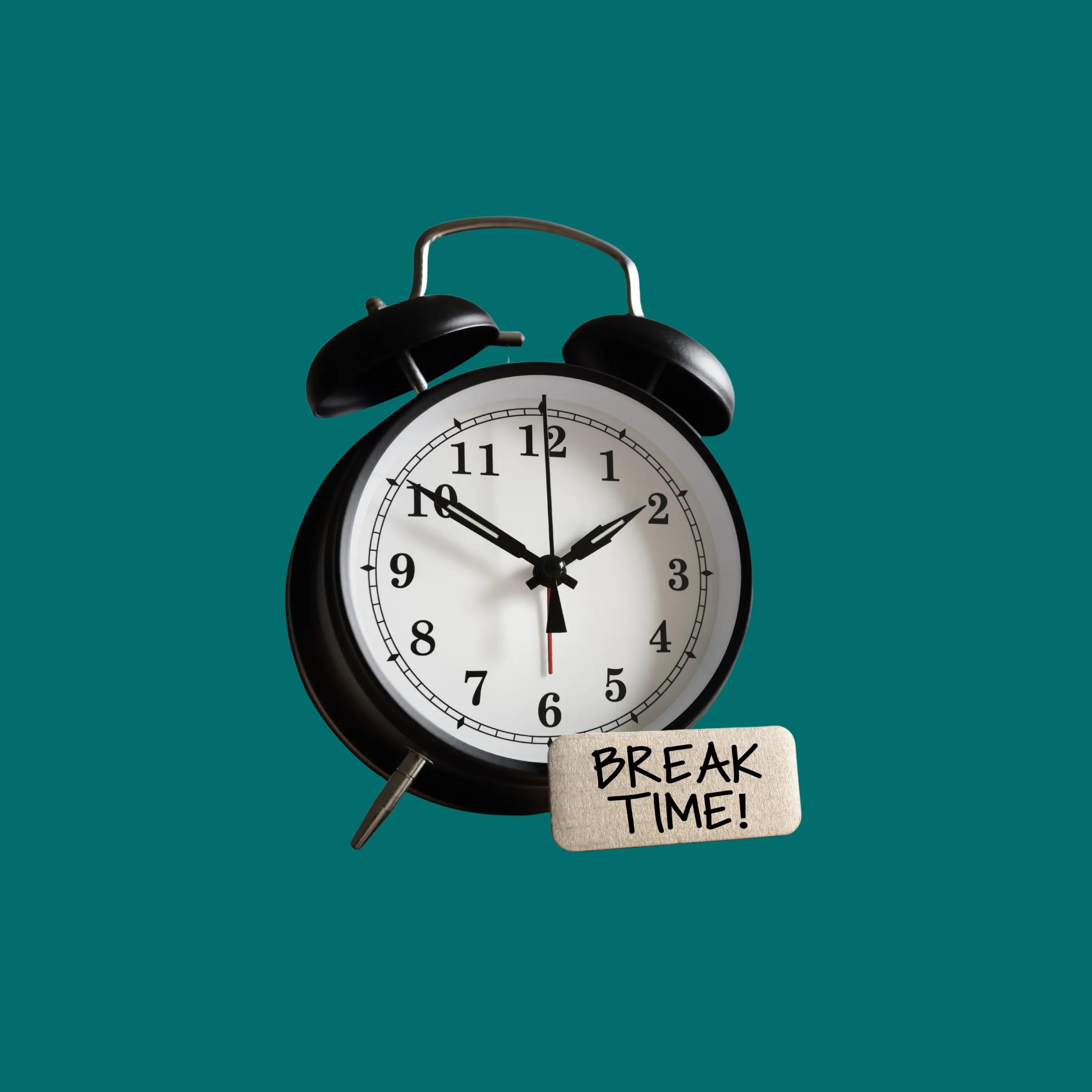 Réveil noir vintage avec pancarte "Break Time", fond bleu, logo HIVEGLOBA discret.